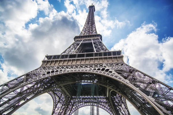 Věž Eiffelova pohled zespodu — Stock fotografie