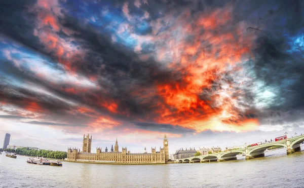 Westminsyer palacio y puente con hermoso cielo — Foto de Stock
