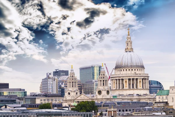 St. Paul Kathedrale mit schönem Himmel — Stockfoto