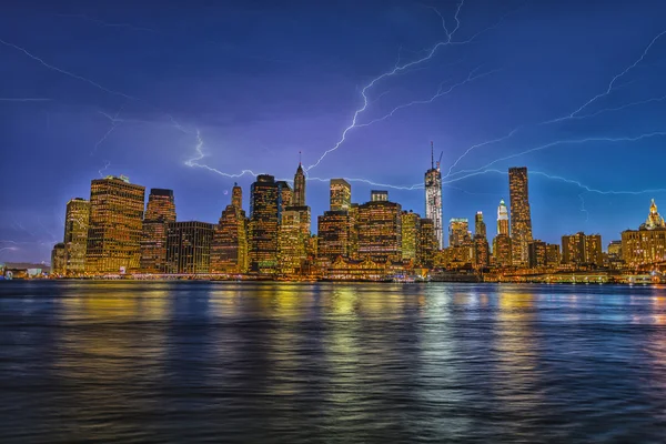 Манхэттен ночью с прекрасным небом — стоковое фото