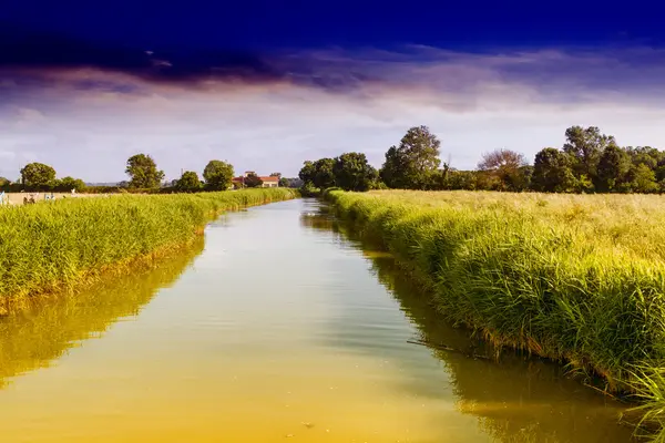 Kleiner Fluss mit schönem Himmel — Stockfoto