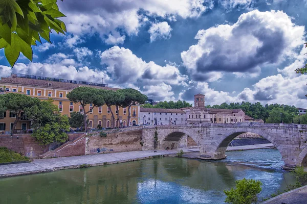 Tiberina Insel mit schönem Himmel — Stockfoto