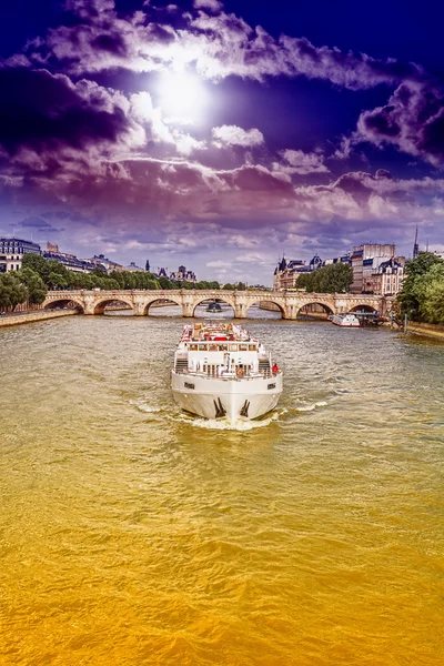 The boat on the Seine — Stock Photo, Image