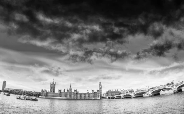 Westminsyer palace och bro med vacker himmel — Stockfoto