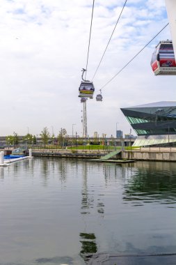 Londra - Eylül 29: ziyaretçi emirates hava hattı teleferik üzerinde seyahat