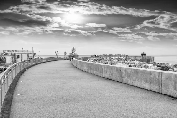 Caminando en el puerto — Foto de Stock