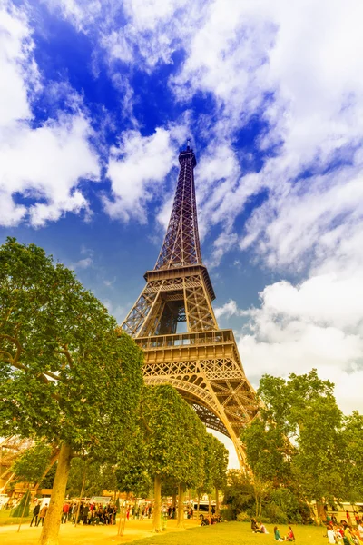 Věž eiffel pohled z zahrady s krásnou oblohu — Stock fotografie