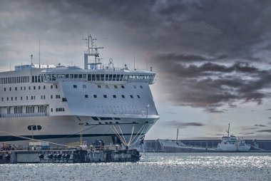 yolcu gemisi limanına demirledi