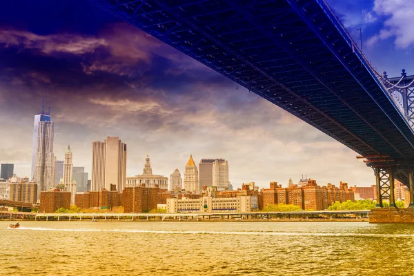 Brooklyn Köprüsü ve Manhattan ufuk çizgisi — Stok fotoğraf