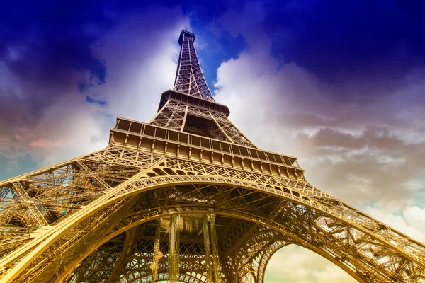 The Eiffel Tower from below — Stock Photo, Image