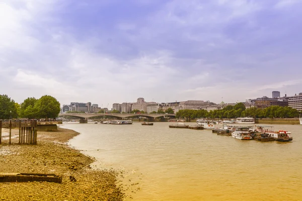 Londen uitzicht vanaf de thema 's — Stockfoto