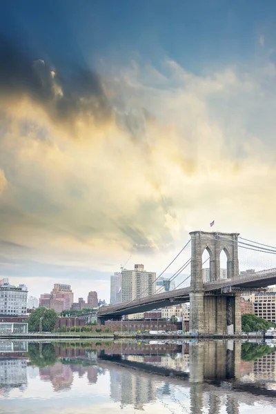 Бруклинский мост с красивым небом — стоковое фото