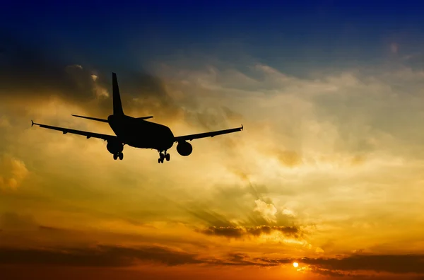 Hermosa vista de silueta de avión — Foto de Stock