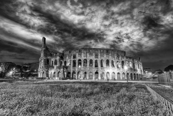 Bella vista sul Colosseo di notte — Foto Stock