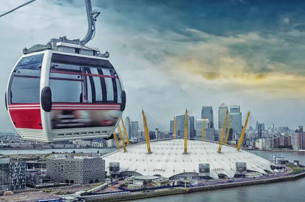 Cable car and London skyline — Stock Photo, Image