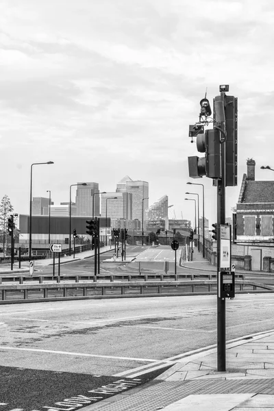 交通信号とバック グラウンドでのロンドンのスカイライン — ストック写真