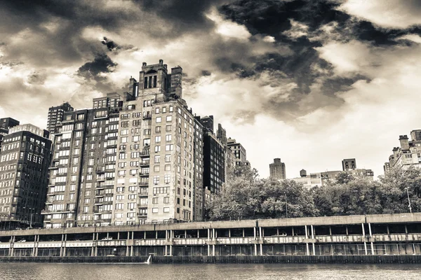 Здания Нью-Йорка с красивым небом — стоковое фото