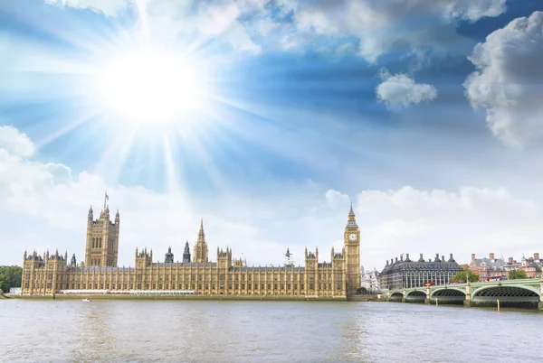 Westminster med vacker himmel — Stockfoto