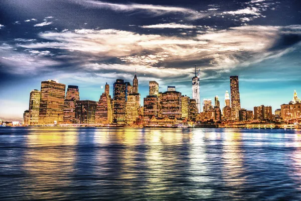 Manhattan door nacht met mooie hemel — Stockfoto