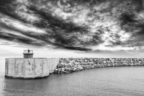 Limanın girişi güzel bir gökyüzüyle — Stok fotoğraf