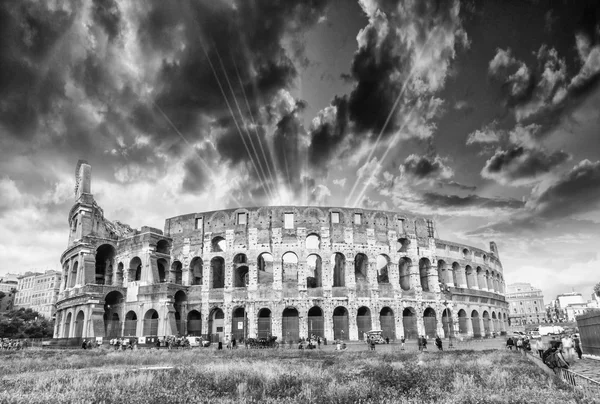 Koloseum z piękne niebo — Zdjęcie stockowe