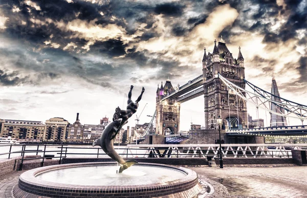 London Bridge view from St. Katherins Dock — Stock Photo, Image