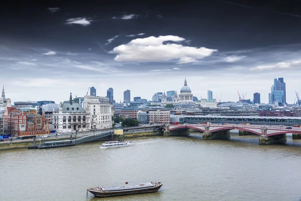 背景セント ポール大聖堂とロンドンのスカイライン — ストック写真