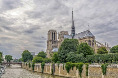 notre dame, paris üzerinde güzel gökyüzü