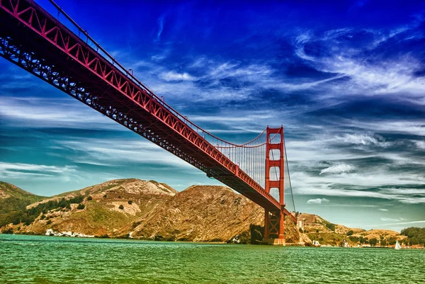Мост Золотые Ворота, вид с лодки, Сан-Франциско, Калифорния . — стоковое фото
