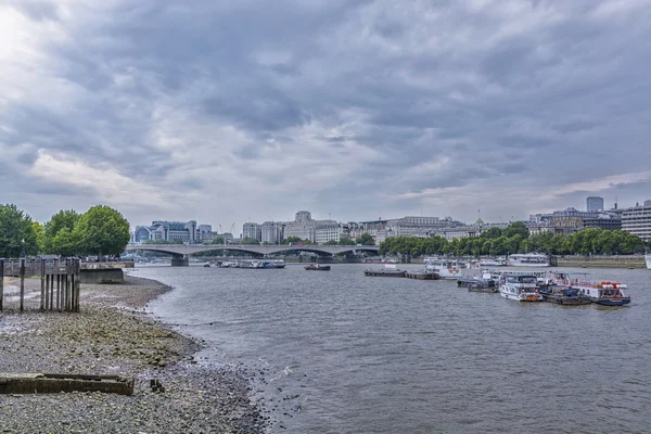Londen uitzicht vanaf de thema 's — Stockfoto