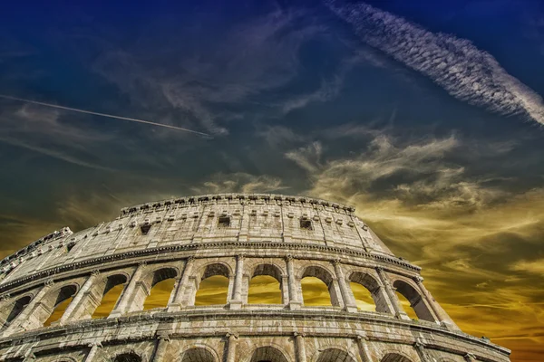 Céu bonito acima colosseum em Roma — Fotografia de Stock