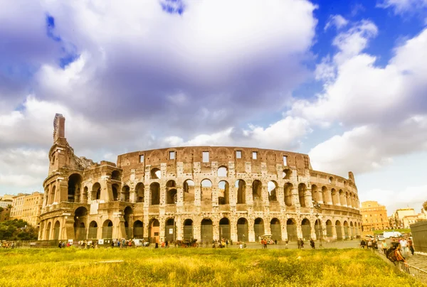 O colosseum com céu bonito — Fotografia de Stock