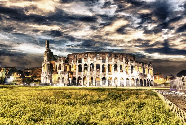 Hermosa vista del Coliseo por la noche — Foto de Stock