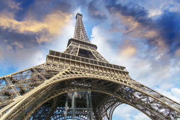 De Eiffeltoren van onderen — Stockfoto