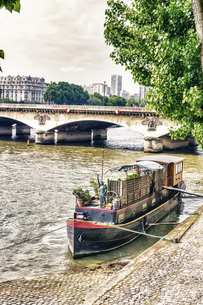 Seine Nehri üzerinde tekne. — Stok fotoğraf