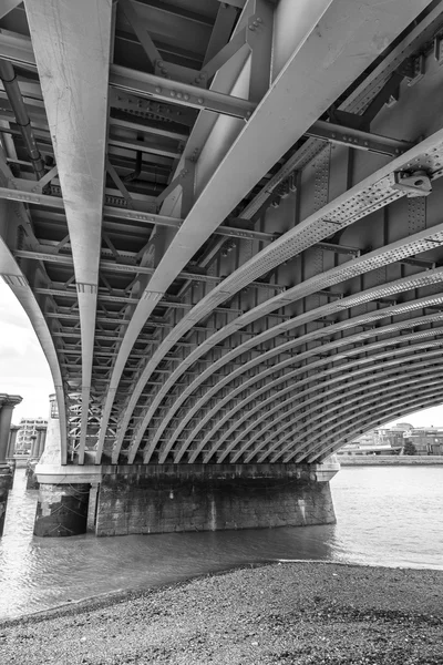 Under the bridge — Stock Photo, Image