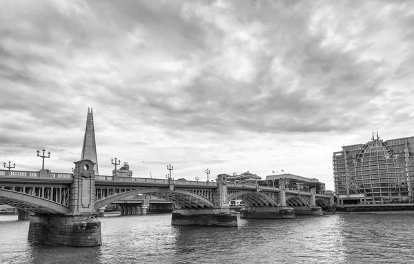 Puente Southwark y nuevo horizonte en Londres. — Foto de Stock