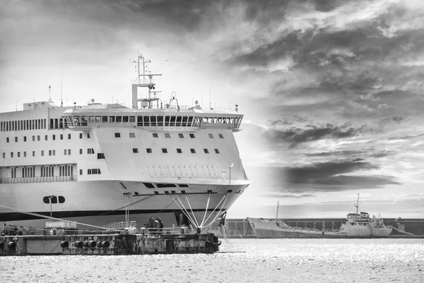 Cruise ship docked in the harbor — Stock Photo, Image