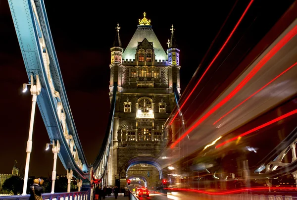 Mostu Tower bridge, oświetlenie czerwony autobus — Zdjęcie stockowe