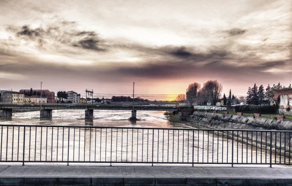 Bellissimo tramonto sul fiume Arno — Foto Stock