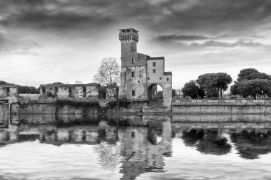 eski bina yakınındaki nehrin arno