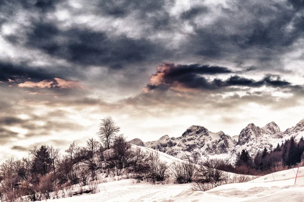 Dağın üzerinde güzel gökyüzü — Stok fotoğraf