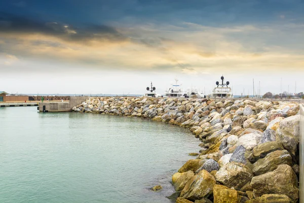 Boats in the harbor. — Stock Photo, Image