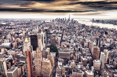 gün batımında Manhattan'ın aereal görünümü