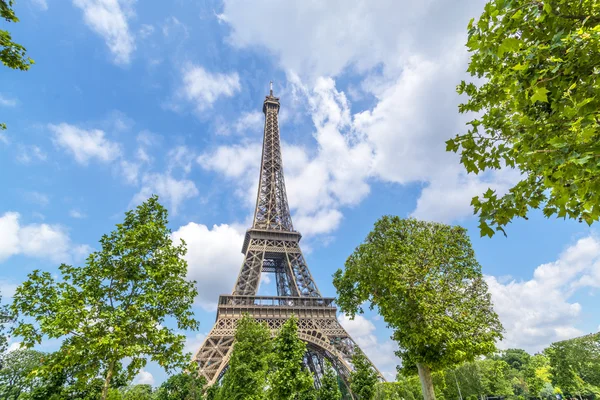 Věž Eiffelova pohled ze zahrady — Stock fotografie