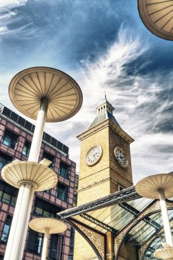 unedrground istasyonu önünde
