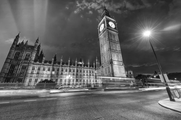 Vista espetacular do palácio de Westminster e Big Ben à noite — Fotografia de Stock