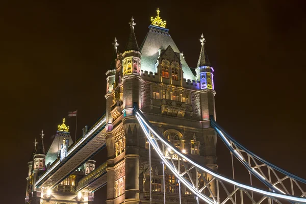 Szczegóły mostu tower bridge nocą. — Zdjęcie stockowe