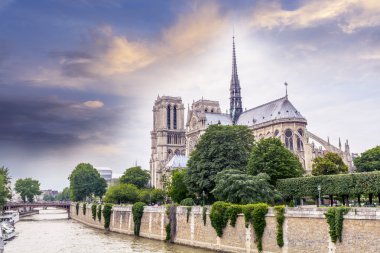 notre dame, paris üzerinde güzel gökyüzü