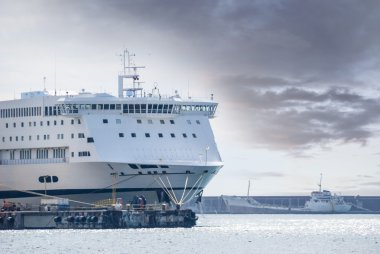 yolcu gemisi limanına demirledi